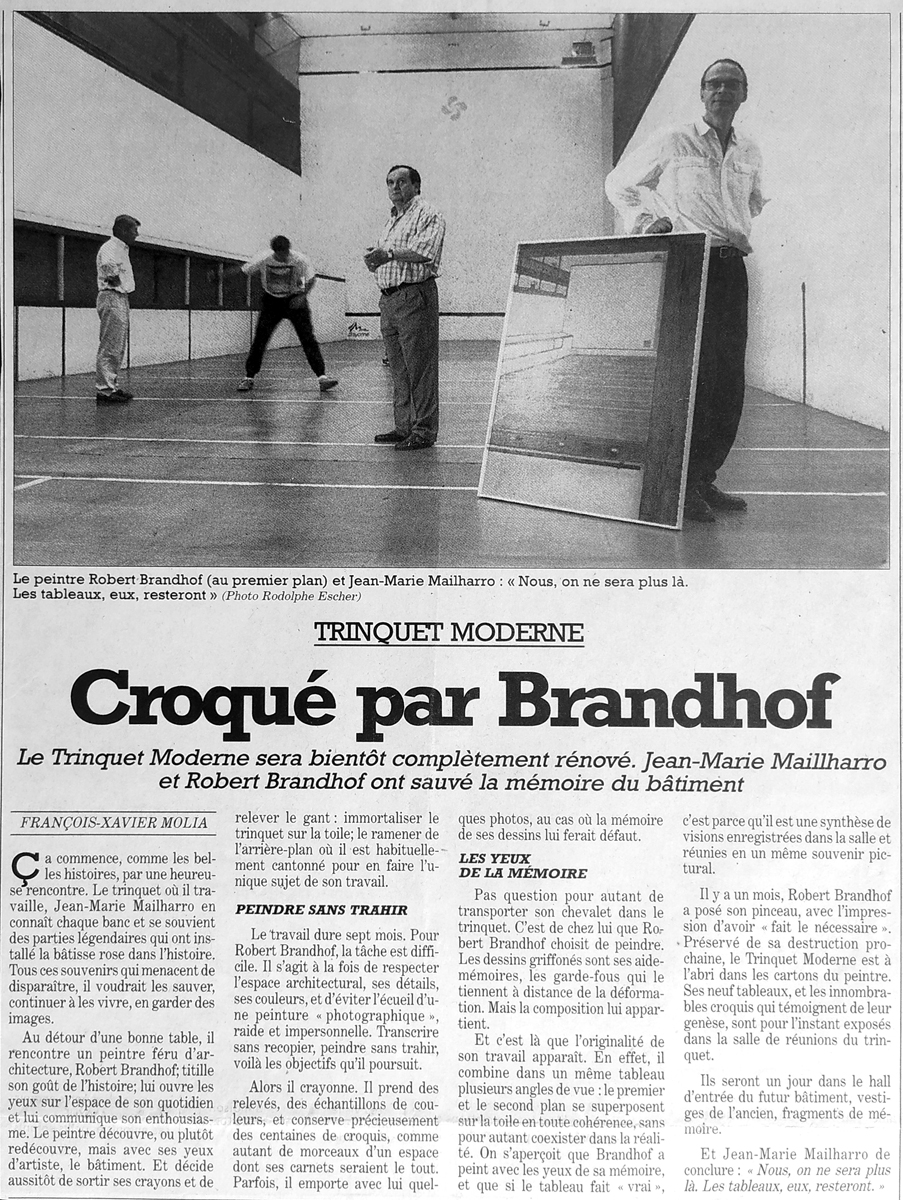 Photo prise par sud ouest du trinquet moderne de bayonne avec des joueurs fixant l'objectif